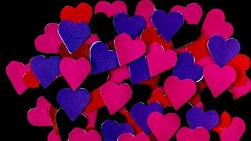 Mehrfarbiges Herz auf schwarzem Hintergrund zum Valentinstag foto