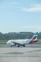 wien, österreich, 04.10.19 - eurowings airbus a319-132 taxi auf der landebahn. Europäische Fluggesellschaft, Handelsreisen foto