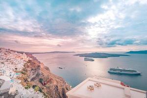 friedlicher abendlicher blick auf die insel santorini. malerischer frühlingssonnenuntergang auf dem berühmten griechischen resort fira, griechenland, europa. reisender konzepthintergrund. nachbearbeitetes Foto im künstlerischen Stil.