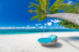 Freizeit-Lifestyle-Konzept. tropischer strandhintergrund als sommerlandschaft mit sonniger strandschaukel oder hängematte, weißem sand und ruhigem meer für strandbanner. ruhiger Strandszenenurlaub und Sommerurlaub foto