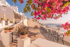 beeindruckender abendlicher blick auf die insel santorini. malerischer frühlingssonnenuntergang auf dem berühmten griechischen resort fira, griechenland, europa. reisender konzepthintergrund. nachbearbeitetes Foto im künstlerischen Stil.