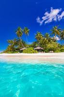 unberührte tropische Landschaft. exotische insel blaue meeresbucht, palmen, sandstrand. ruhige natur, sonniger himmel, idyllischer reisehintergrund. schöner erstaunlicher urlaub szenischer sommer entspannen paradies tourismus foto