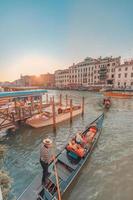 Venedig, Italien - 15.08.2019 traditionelle Gondeln im venezianischen Wasserkanal in Venedig. schöner touristischer Ort. reisen. gondoliere befördert touristen auf gondel grand canal von venedig, italien. foto