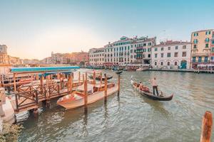 Venedig, Italien - 15.08.2019 traditionelle Gondeln im venezianischen Wasserkanal in Venedig. schöner touristischer Ort. reisen. gondoliere befördert touristen auf gondel grand canal von venedig, italien. foto