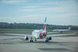 wien, österreich, 04.10.19 - eurowings airbus a319-132 taxi auf der landebahn. Europäische Fluggesellschaft, Handelsreisen foto