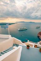 friedlicher abendlicher blick auf die insel santorini. malerischer frühlingssonnenuntergang auf dem berühmten griechischen resort fira, griechenland, europa. reisender konzepthintergrund. nachbearbeitetes Foto im künstlerischen Stil.