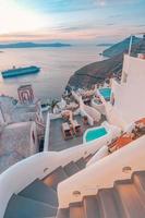 friedlicher abendlicher blick auf die insel santorini. malerischer frühlingssonnenuntergang auf dem berühmten griechischen resort fira, griechenland, europa. reisender konzepthintergrund. nachbearbeitetes Foto im künstlerischen Stil.