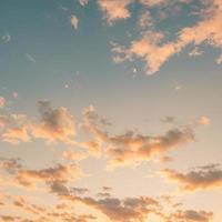 Pastellfarben Abendhimmel mit Cumulus-Wolken. sonnenuntergangswolken, friedliche naturansicht foto