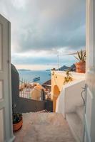 friedlicher abendlicher blick auf die insel santorini. malerischer frühlingssonnenuntergang auf dem berühmten griechischen resort fira, griechenland, europa. reisender konzepthintergrund. nachbearbeitetes Foto im künstlerischen Stil.