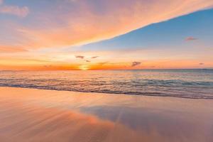 Meersandhimmelkonzept, Sonnenuntergang färbt Wolken, Horizont, horizontales Hintergrundbanner. inspirierende naturlandschaft, schöne farben, wunderbare landschaft des tropischen strandes. strand sonnenuntergang, sommerferien foto