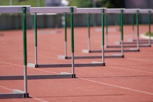 Hürden auf einer Leichtathletikbahn foto