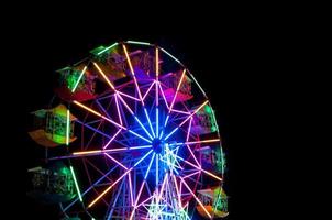 buntes Riesenrad in einer schönen Nacht, buntes altes Riesenrad foto
