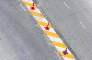fahrspur mit verkehrslinien beton weiß und gelb und rot verkehrskegel, auf der draufsicht foto