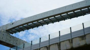 Installation einer Einschienenbahn auf ihrem Gleis, das über der Straße liegt, ein Schnellbahnsystem, das sich derzeit im Bau befindet foto