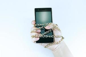 Lock Chain Smartphone Hand Woman Holding, Informationssicherheit, Sicherheit personenbezogener Daten und Schutzkonzept - Metallkettengliedhand mit gesperrtem Vorhängeschloss auf Smartphone auf weißem Hintergrund foto