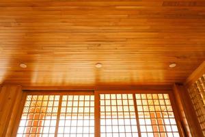 traditionelles holz im japanischen stil, textur der japanischen holzdecke shoji, innendekoration im japanischen stil holzhaus foto