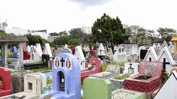 öffentlicher Friedhof mit abwechslungsreichen Gräbern. foto