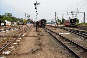 ansicht der eisenbahngleise der spielzeugeisenbahn von der mitte während des tages in der nähe des bahnhofs kalka in indien, ansicht der eisenbahngleise der spielzeugeisenbahn, indischer eisenbahnknotenpunkt, schwerindustrie foto