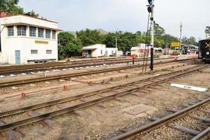 ansicht der eisenbahngleise der spielzeugeisenbahn von der mitte während des tages in der nähe des bahnhofs kalka in indien, ansicht der eisenbahngleise der spielzeugeisenbahn, indischer eisenbahnknotenpunkt, schwerindustrie foto