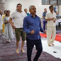 delhi, indien, 19. juni 2022 - gruppen-yoga-aerobic-sitzung für menschen verschiedener altersgruppen im balaji-tempel, vivek vihar, internationaler yoga-tag, große gruppe von erwachsenen, die am aerobic-kurs im tempel teilnehmen foto