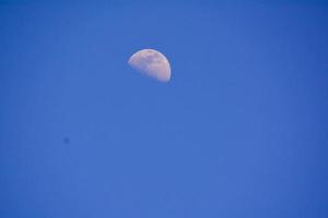 Mond am blauen Himmel foto