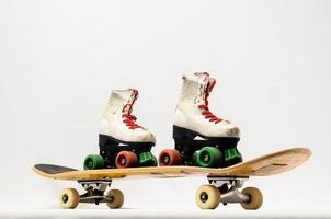 Rollschuhe auf einem Skateboard foto