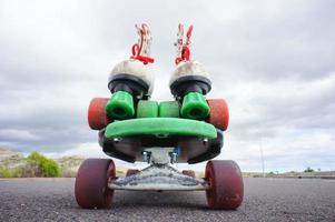 Rollschuhe auf einem Skateboard foto