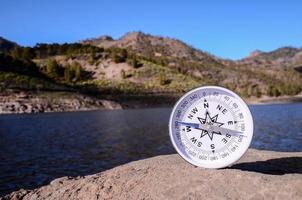 Kompass auf einem Felsen foto