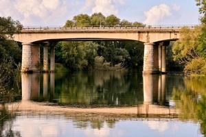 Brücke über den Fluss foto