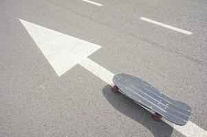 Skateboard auf der Straße foto