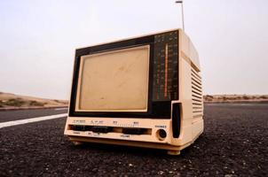 alter Fernseher auf der Straße foto