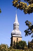 Kirchturm im Sommer foto