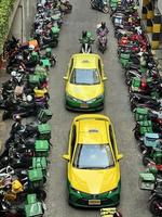 bangkok, thailand - 27. oktober draufsicht motorrad zum entspannen und warten, um essen vom restaurant am parkplatz zentral ladprao zu bekommen foto