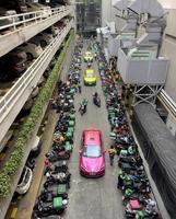 bangkok, thailand - 27. oktober draufsicht motorrad zum entspannen und warten, um essen vom restaurant am parkplatz zentral ladprao zu bekommen foto