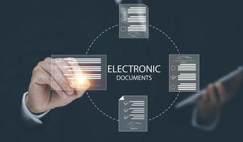 Unterzeichnung elektronischer Dokumente auf digitalen Dokumenten online, Geschäftsmann mit elektronischer Vertragsunterschrift, E-Signatur, digitales Dokumentenmanagement, papierloses Büro, Unterzeichnung von Geschäftsvertragskonzepten, foto