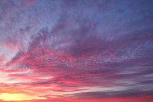 lila orange rosa sonnenuntergang. schöner Abendhimmel mit Wolkenhintergrund für Design. dramatische Nachtansicht am frühen Morgen. Panorama-Naturkonzept. Platz für Text kopieren. Weltumwelttag. Platz kopieren foto