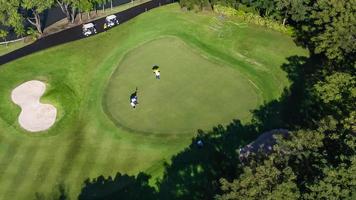 Luftaufnahme des Golfplatzes aus der Vogelperspektive foto