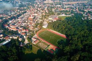 stadtbild einer kleinen europäischen stadt, luftbild foto