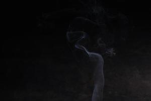 Weihrauch und Rauch auf schwarzem Hintergrund foto