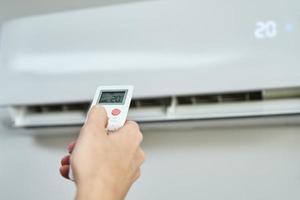 Handeinstellung der Temperatur an der Klimaanlage foto