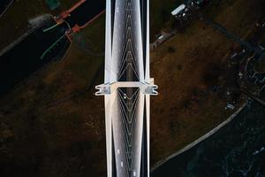 große Brücke über den Fluss mit Autoverkehr foto