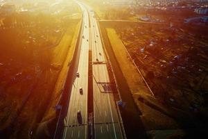 Luftaufnahme der Autobahn mit fahrenden Autos foto