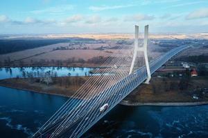 große Brücke über den Fluss mit Autoverkehr foto