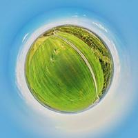 sphärisches Panorama der Naturlandschaft. kleiner planet panorana foto