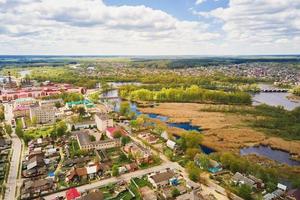 dobrush, weißrussland. luftaufnahme der kleinen stadt foto