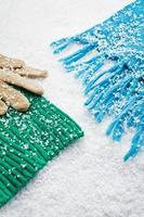 Handschuhe und Wollschals über dem Schnee foto