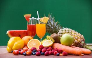 Reihe von tropischen Früchten bunte und frische Sommersaftglas gesunde Lebensmittel foto