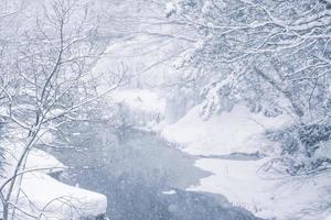 Starker Schneefall am Fluss im Dorf Heike No Sato in der Präfektur Tochigi, Stadt Nikko, Japan foto