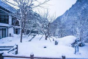 Starker Schneefall im Dorf Heike No Sato in der Präfektur Tochigi, Stadt Nikko, Japan foto