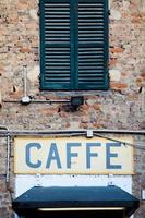 Altes Vintage-Kaffeeschild in Italien - Konzept des Retro-, traditionellen Designs. foto